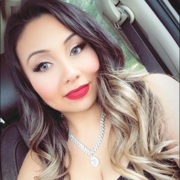 Meet your Posher, Alicia 💖 - Picture 1 of 3